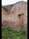 04684 ostia - regio i - insula xvi - caseggiato (i,xvi,2) - via delle terme del mitra - 2. raum von norden - suedwand - 09-2023.jpg